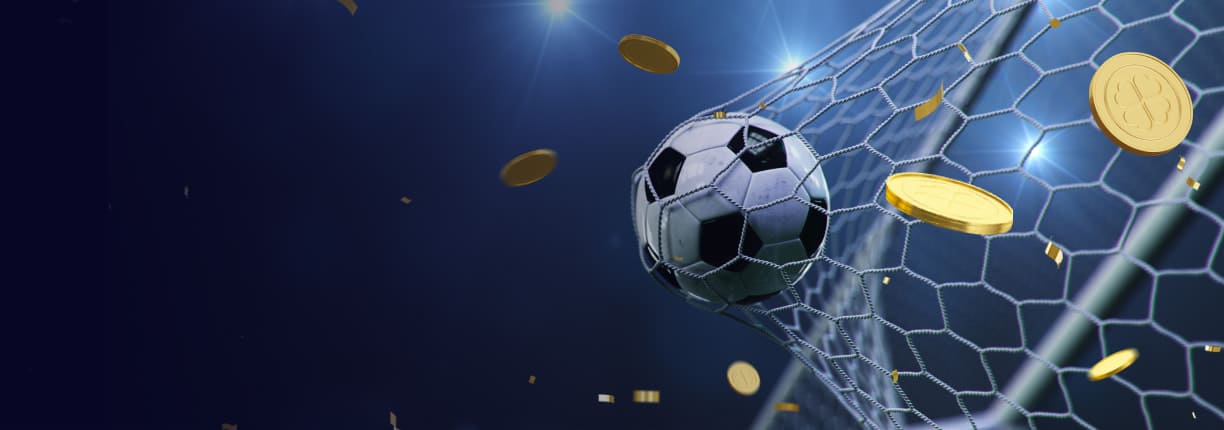 ฟุตบอลสัมผัสตาข่ายประตูหลังจากผ่านเสาประตู แสงไฟจากสนามฟุตบอลส่องให้เห็นพื้นหลังที่มืดสนิท